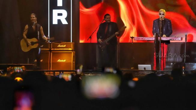 Kelompok musik Michael Learns To Rock beraksi dalam konser World Music Festival 2018 di Jakarta, Selasa (11/12). [Suara.com/Muhaimin A Untung]