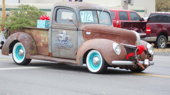 Perhatikan hiasan pada bonnet serta peletakan kado di bak dari Chevrolet Vintage di Oklahoma, Amerika Serikat [Shutterstock].
