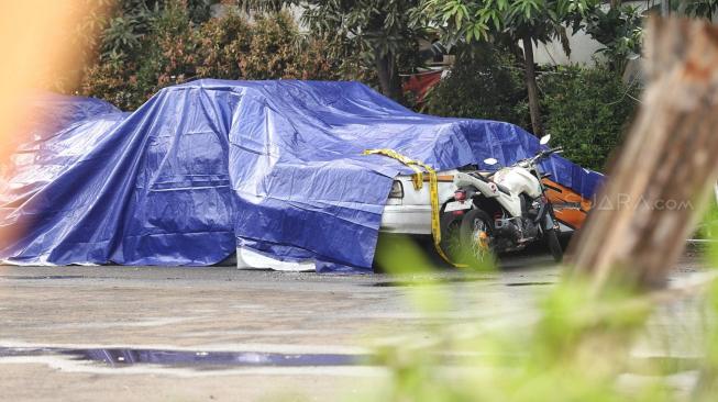 Suasana di halaman depan Polsek Ciracas, Jakarta, Rabu (12/12). [Suara.com/Muhaimin A Untung]