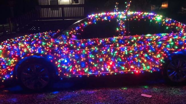 Ford Taurus nuansa Natal [Autoevolution].