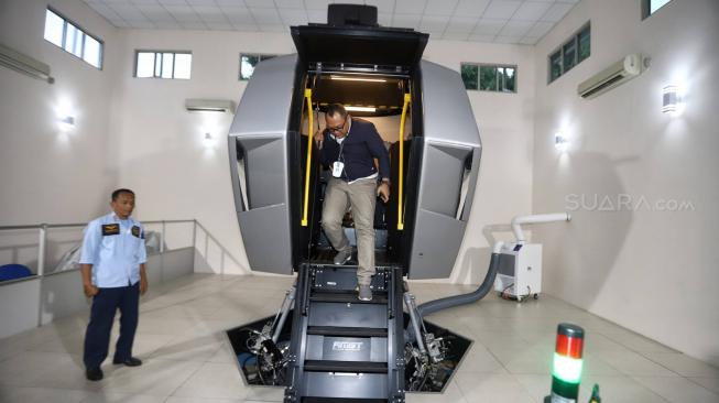 Pilot mengoperasikan simulator Advance Orientation Trainer di Lakespra Saryanto, Jakarta, Rabu (12/12). [Suara.com/Muhaimin A Untung]