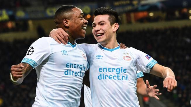 Pemain depan PSV Eindhoven Hirving Lozano merayakan golnya dengan pemain depan PSV Eindhoven, Steven Bergwijn selama pertandingan Liga Champions grup B Inter Milan melawan PSV Eindhoven di Stadion San Siro, Milan, Italia, Rabu (12/12). [Miguel MEDINA / AFP]