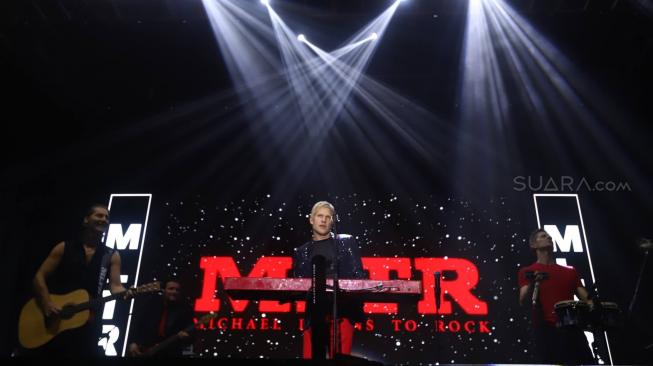 Kelompok musik Michael Learns To Rock beraksi dalam konser World Music Festival 2018 di Jakarta, Selasa (11/12). [Suara.com/Muhaimin A Untung]