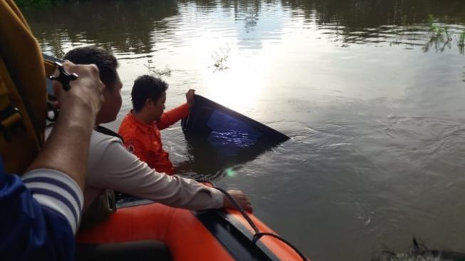 Mobil Pejabat Jambi Tenggelam Terseret Banjir, 3 Orang Tewas