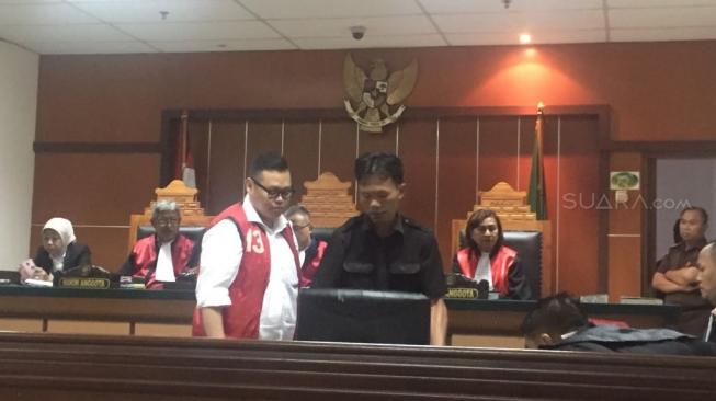 Reza Bukan jalanin sidang kasus narkoba di Pengadilan Negeri Jakarta Barat, Rabu (12/12/2018). [Sumarni/Suara.com]