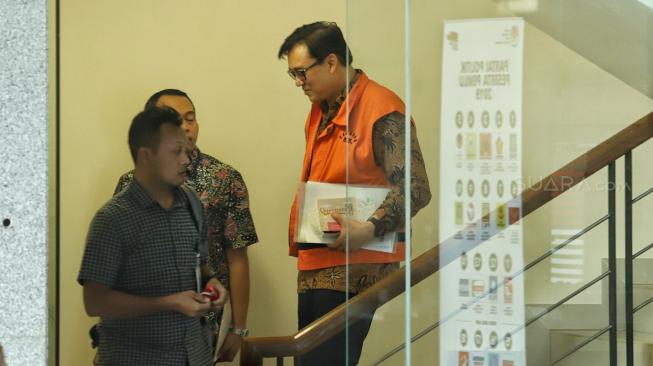 Direktur Operasional Lippo Group Billy Sindoro bersiap meninggalkan ruangan seusai menjalani pemeriksaan di gedung KPK, Jakarta, Rabu (18/4). [Suara.com/Muhaimin A Untung]