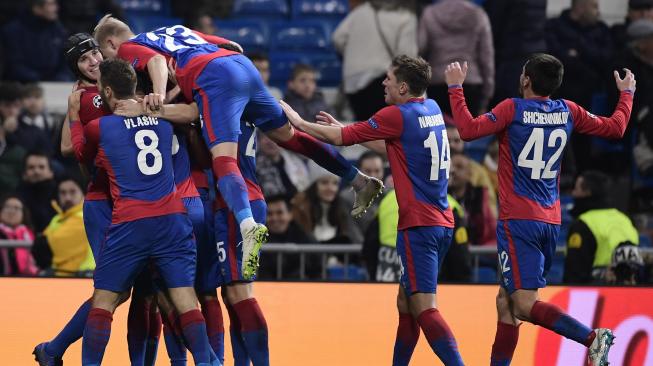 Pemain CSKA Moscow merayakan gol ketiga mereka selama pertandingan grup G Liga Champions antara Real Madrid melawan CSKA Moscow di Stadion Santiago Bernabeu, Madrid, Spanyol, Kamis (13/12). [JAVIER SORIANO / AFP]