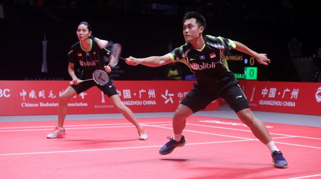 Pasangan ganda campuran Indonesia, Hafiz Faizal/Gloria Emanuelle Widjaja, saat menghadapi wakil Jepang, Yuta Watanabe/Arisa Higashino, di laga perdana Grup B BWF World Tour Finals 2018, Rabu (12/12/2018). [Humas PBSI]