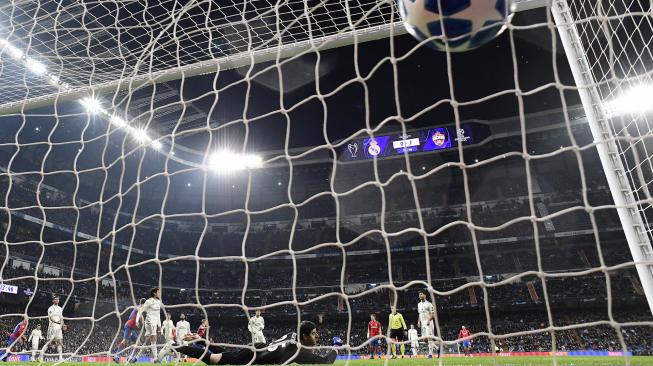 Penjaga gawang Real Madrid Courtois gagal menghalau bola dan membuahkan gol untuk CSKA Moskow selama pertandingan grup G Liga Champions antara Real Madrid melawan CSKA Moskow di Stadion Santiago Bernabeu, Madrid, Spanyol, Kamis (13/12). Real Madrid kalah 0-3 dari CSKA Moscow pada Matchday-6 Liga Champions. [JAVIER SORIANO / AFP]