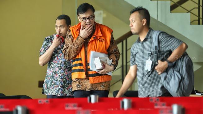 Direktur Operasional Lippo Group Billy Sindoro bersiap meninggalkan ruangan seusai menjalani pemeriksaan di gedung KPK, Jakarta, Rabu (18/4). [Suara.com/Muhaimin A Untung]