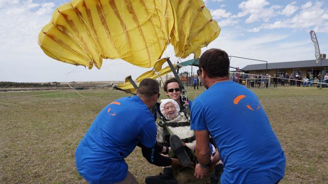 Nenek Irene O'shea saat melakukan aksi terjun payung di langit Australia Selatan, Minggu (9/12). [Bryce SELLICK, Matt TEAGER / SA Skydiving / AFP]
