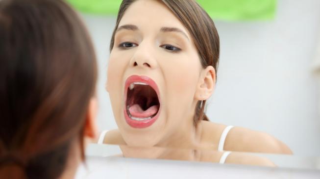 Periksa mulut untuk cegah kanker mulut dengan SaMuRi. (Shutterstock)