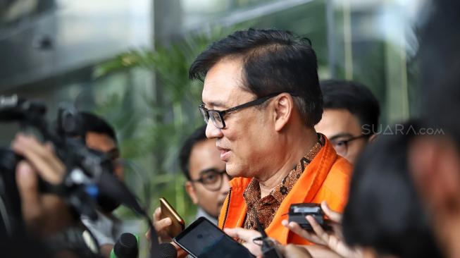 Direktur Operasional Lippo Group Billy Sindoro bersiap meninggalkan ruangan seusai menjalani pemeriksaan di gedung KPK, Jakarta, Rabu (18/4). [Suara.com/Muhaimin A Untung]