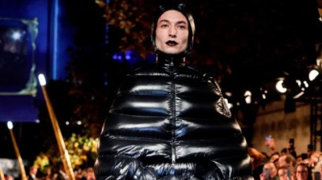 Gara-gara Ezra Miller, Gaun Buntal Moncler Laris di Pasaran