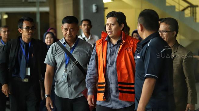 Bupati Cianjur Irvan Rivano Muchtar memakai rompi tahanan saat berjalan keluar usai pemeriksaan di Gedung KPK, Jakarta, Kamis (13/12). [Suara.com/Muhaimin A Untung]