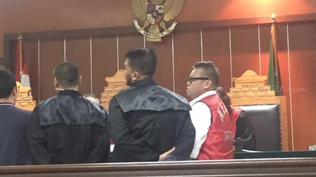 Reza Bukan jalanin sidang kasus narkoba di Pengadilan Negeri Jakarta Barat, Rabu (12/12/2018). [Sumarni/Suara.com]