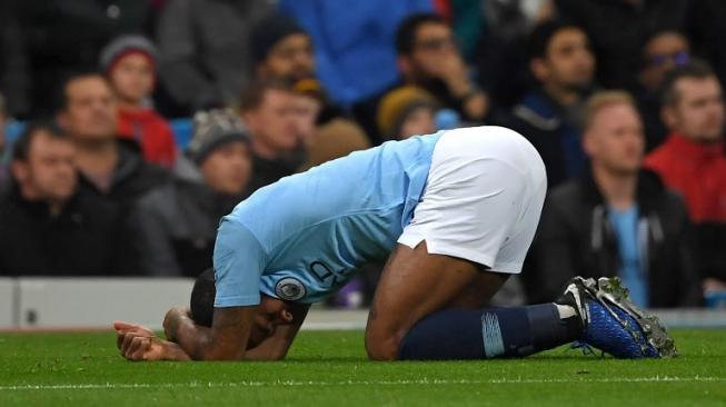 Winger Manchester City Raheem Sterling menahan sakit usai berduel dengan pemain Chelsea dalam laga yang berlangsung di Stamford Bridge, 8 Desember 2018 [AFP]