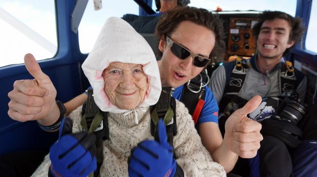 Nenek Irene O'shea saat melakukan aksi terjun payung di langit Australia Selatan, Minggu (9/12). [Bryce SELLICK, Matt TEAGER / SA Skydiving / AFP]
