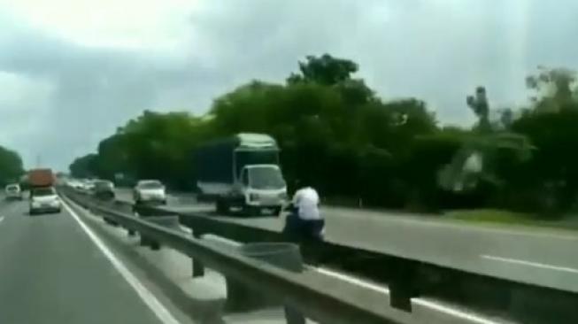 Pemuda Ini Naik Motor Lawan Arus di Tol, Bikin Panas Dingin