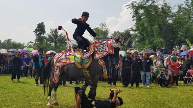 Meriah! Atraksi 111 Kuda Renggong Pikat Ribuan Penonton di Sumedang