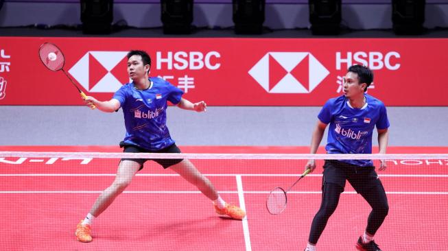 Pasangan ganda putra Indonesia, Hendra Setiawan/Mohammad Ahsan, kalah dari Chen Hung-Ling/Wang Chi-Lin (Cina Taipei), dengan skor 21-13, 18-21 dan 14-21 di laga terakhir Grup B BWF World Tour Finals 2018, Jumat (14/12/2018). [Humas PBSI]