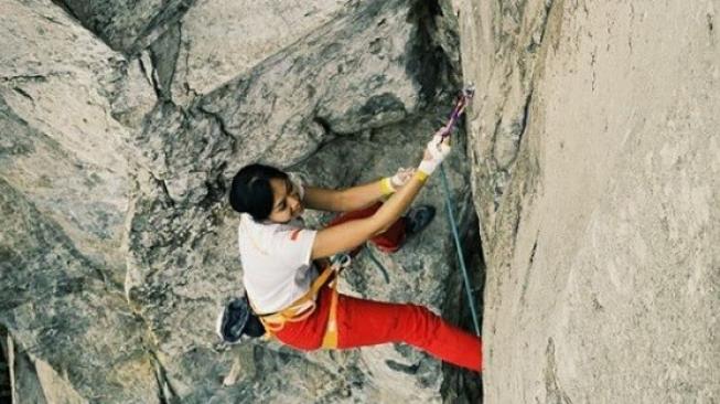 Renata Valenza, founder Indo Climb saat memanjat tebing. (Instagram/renatavalenza)