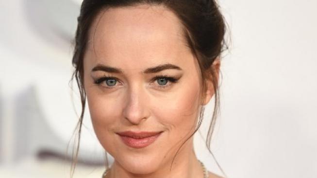 Curi Perhatian, Dakota Johnson Pakai Gaun Pengantin Putih yang Menawan