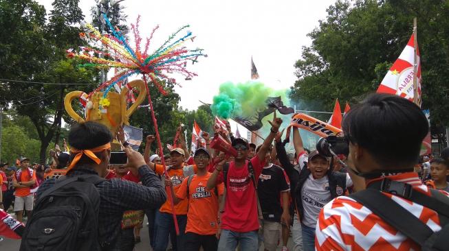 Rayakan Persija Juara, Jakmania Padati Balai Kota DKI