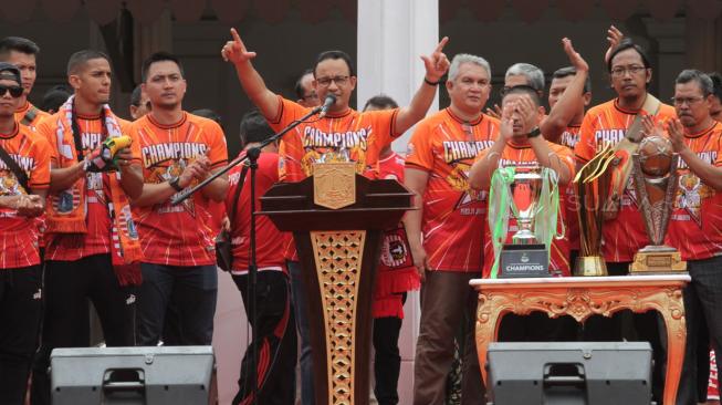 Gubernur DKI Jakarta Anies Baswedan saat menyambut pemain Persija dan The Jakmania di halaman Gedung Balai Kota, Jakarta Pusat, Sabtu (15/12). [Suara.com/Fakhri Hermansyah]