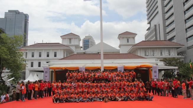 Gubernur DKI Jakarta Anies Baswedan saat menyambut pemain Persija dan The Jakmania di halaman Gedung Balai Kota, Jakarta Pusat, Sabtu (15/12). [Suara.com/Fakhri Hermansyah]