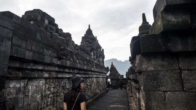 Wisatawan menikmati suasana matahari terbit di kawasan Taman Wisata Candi (TWC) Borobudur, Magelang, Jawa Tengah, Sabtu (15/12).  [ANTARA FOTO/M Agung Rajasa]