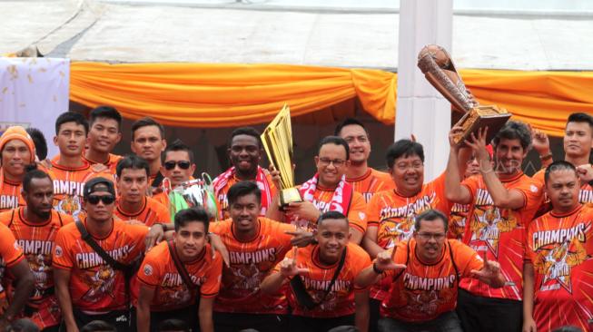 Gubernur DKI Jakarta Anies Baswedan saat menyambut pemain Persija dan The Jakmania di halaman Gedung Balai Kota, Jakarta Pusat, Sabtu (15/12). [Suara.com/Fakhri Hermansyah]