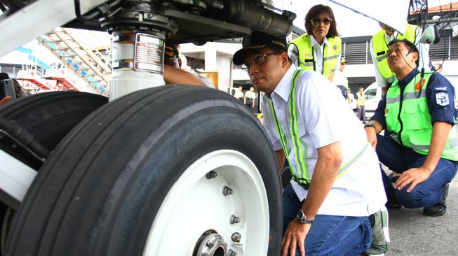 Menteri Perhubungan Budi Karya Sumadi (kiri) didampingi Presdir Angkasa Pura II Muhammad Awaluddin (kanan) melakukan sidak kesiapan angkutan Natal dan Tahun Baru (Nataru) di Bandara Soekarno Hatta, Tangerang, Banten, Sabtu (15/12).  [ANTARA FOTO/Muhammad Iqba]