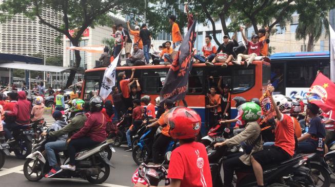 Pawai Persija Juara, Ribuan Jakmania Banjiri Kawasan GBK