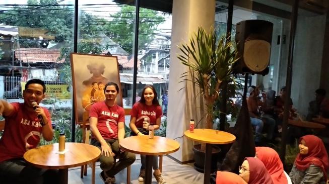 Aliando Syarief dan Aurora Ribero di acara meet & greet film Asal Kau Bahagia. (Falcon Pictures)