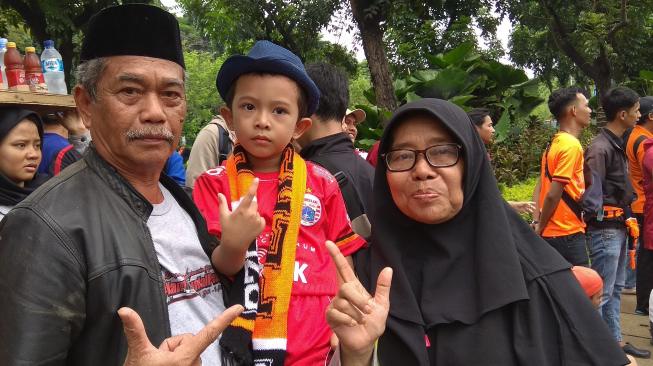 Rayakan Persija Juara, Kakek-Nenek Ini Ajak Cucu ke Balai Kota