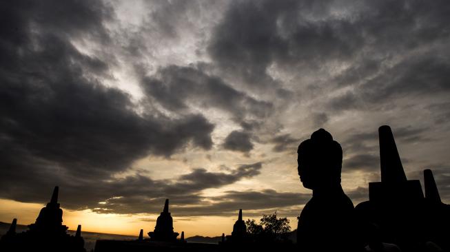 Suasana matahari terbit di kawasan Taman Wisata Candi (TWC) Borobudur, Magelang, Jawa Tengah, Sabtu (15/12). lokal dan wisatawan mancanegara. [ANTARA FOTO/M Agung Rajasa]