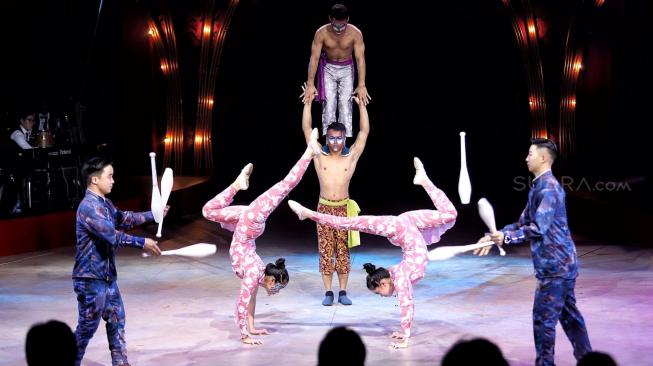 Pemain sirkus OCI beraksi di pertunjukan "The Great 50 Show" di kawasan Gelora Bung Karno, Jakarta, Jumat (14/12). [Suara.com/Muhaimin A Untung]