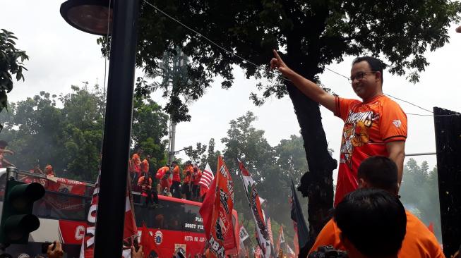 Gubernur DKI Jakarta Anies Baswedan tampak menyambut rombongan Persija dari di Balai Kota, Jakarta. (Suara.com/ Ummi Hadyah Saleh)  