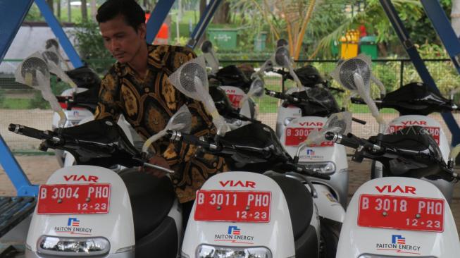 Petugas melakukan uji coba motor listrik untuk operasional petugas pengamanan di Monumen Nasional, Jakarta Pusat, Sabtu (15/12). [Suara.com/Fakhri Hermansyah]