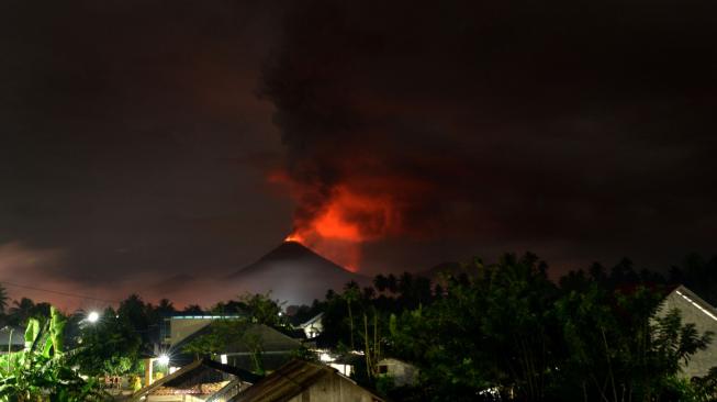 Gunung Soputan menghembuskan awan panas di Minahasa Tenggara, Sulawesi Utara, Minggu (16/12). ANTARA FOTO/Adwit B Pramono