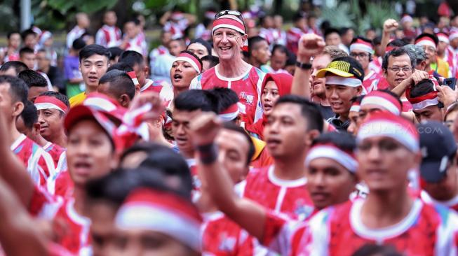 Sejumlah peserta berlari saat mengikuti acara Bela Negara Run 2018 di Jalan Merdeka Barat, Jakarta, Minggu (16/12). [Suara.com/Muhaimin A Untung]