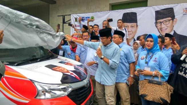 Sandiaga Uno meluncurkan mobil kampanye milik relawan untuk kampanye di Jawa Tengah. (Suara.com/Adam Iyasa)