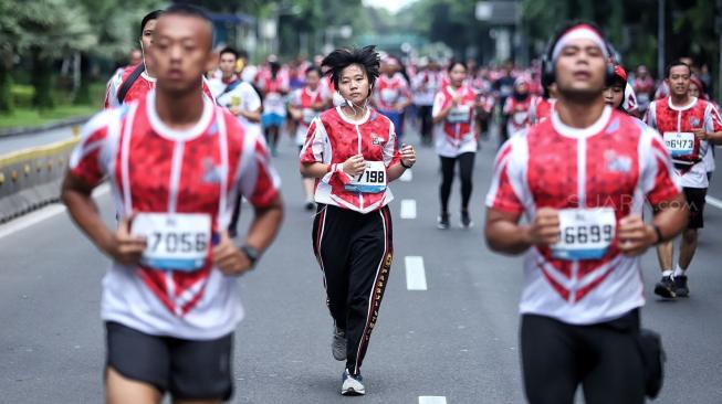 Sejumlah peserta berlari saat mengikuti acara Bela Negara Run 2018 di Jalan Merdeka Barat, Jakarta, Minggu (16/12). [Suara.com/Muhaimin A Untung]