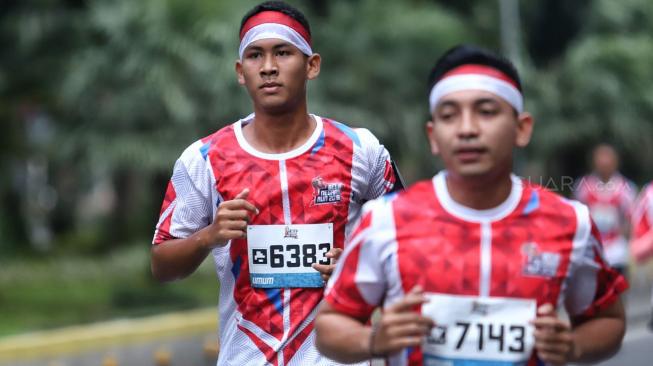 Sejumlah peserta berlari saat mengikuti acara Bela Negara Run 2018 di Jalan Merdeka Barat, Jakarta, Minggu (16/12). [Suara.com/Muhaimin A Untung]
