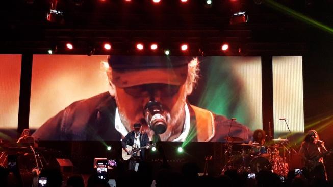 Konser Iwan Fals bertajuk Nyanyian Yang Tersimpan, diselenggarakan di Live Space, kawasan SCBD, Sudirman, Jakarta Selatan, Minggu (16/12/2018). (Suara.com/Ismail)