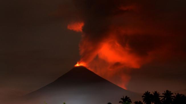 Gunung Soputan menghembuskan awan panas di Minahasa Tenggara, Sulawesi Utara, Minggu (16/12). ANTARA FOTO/Adwit B Pramono