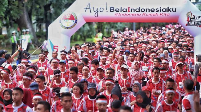 Sejumlah peserta berlari saat mengikuti acara Bela Negara Run 2018 di Jalan Merdeka Barat, Jakarta, Minggu (16/12). [Suara.com/Muhaimin A Untung]