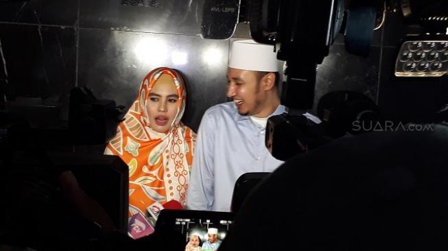 Kartika Putri dan sang suami Habib Usman di Jalan Gatot Soebroto, Pancoran, Jakarta Selatan, Minggu (16/12/2018). [Ismail/Suara.com]