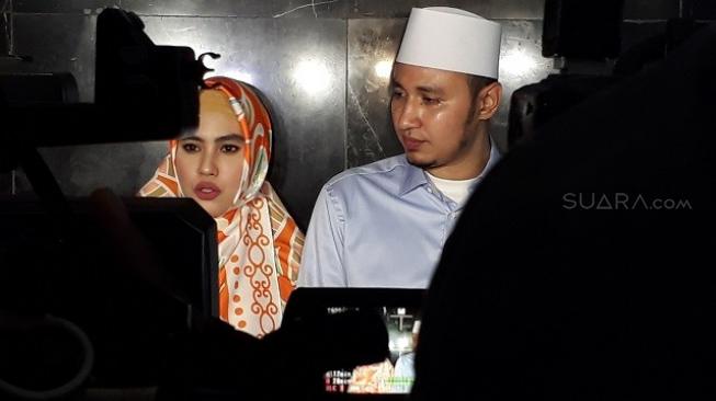 Kartika Putri dan sang suami Habib Usman di Jalan Gatot Soebroto, Pancoran, Jakarta Selatan, Minggu (16/12/2018). [Ismail/Suara.com]